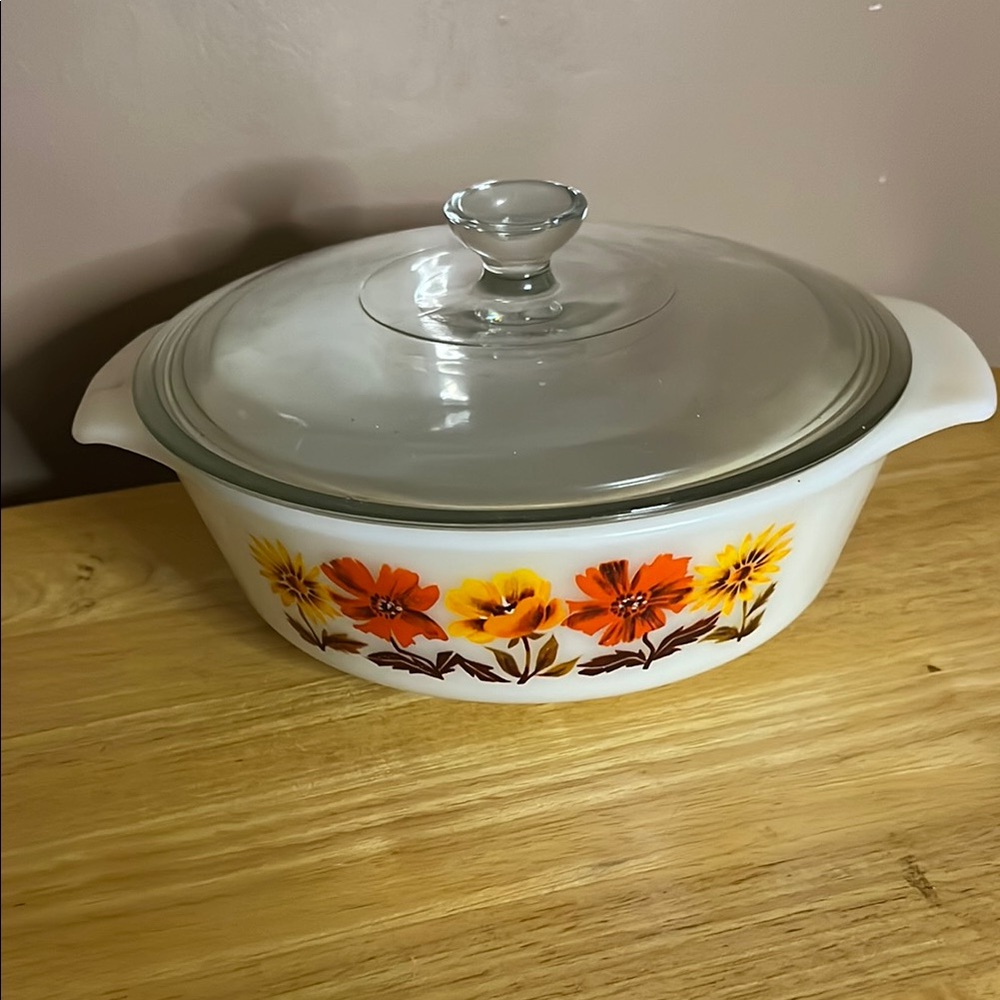 😀Vintage milk glass casserole lidded baking dish